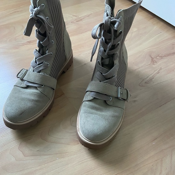 Light Tan Lug Boots - Picture 4 of 6